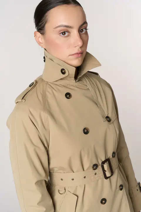Trench con cintura della collezione L'Impermeabile